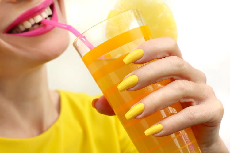 Kwaśne soki owocowe pij przez słomkę