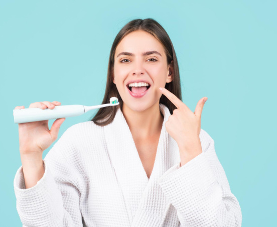 Jak prawidłowo myć zęby szczoteczką elektryczną? Poradnik