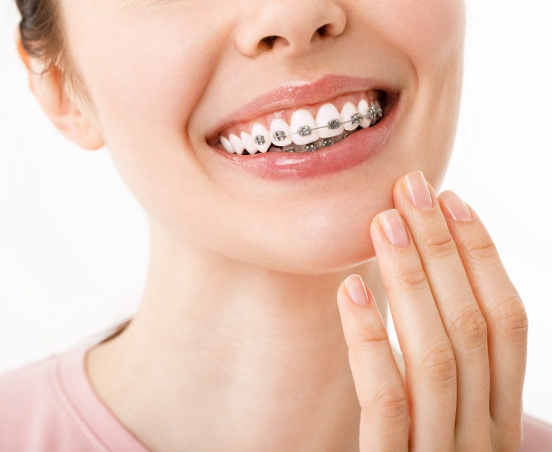 Jak dbać o aparat ortodontyczny? Praktyczny poradnik