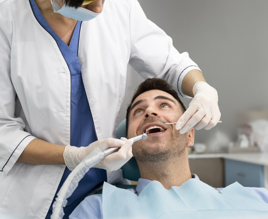 Jak wyleczyć zaawansowaną próchnicę zębów? Porady lekarza dentysty