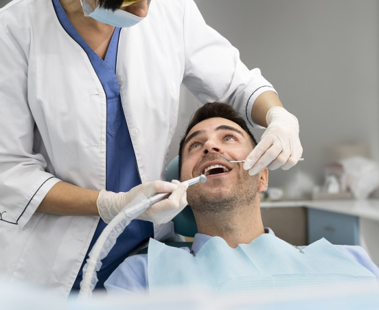 Co oznaczają białe plamy na zębach? Dentystka wyjaśnia