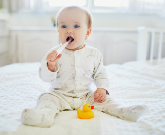 Jak dbać o zęby niemowlaka? Poradnik dla rodziców
