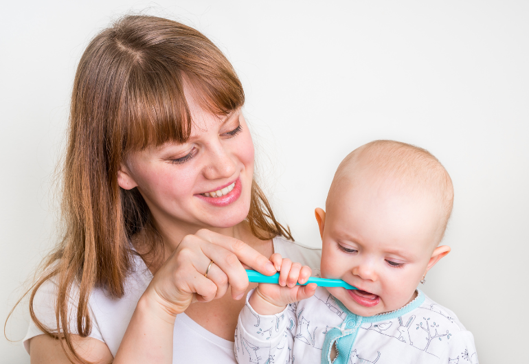 Jak dbać o zęby niemowlaka?